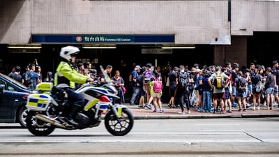 警察白天骑摩托车上路